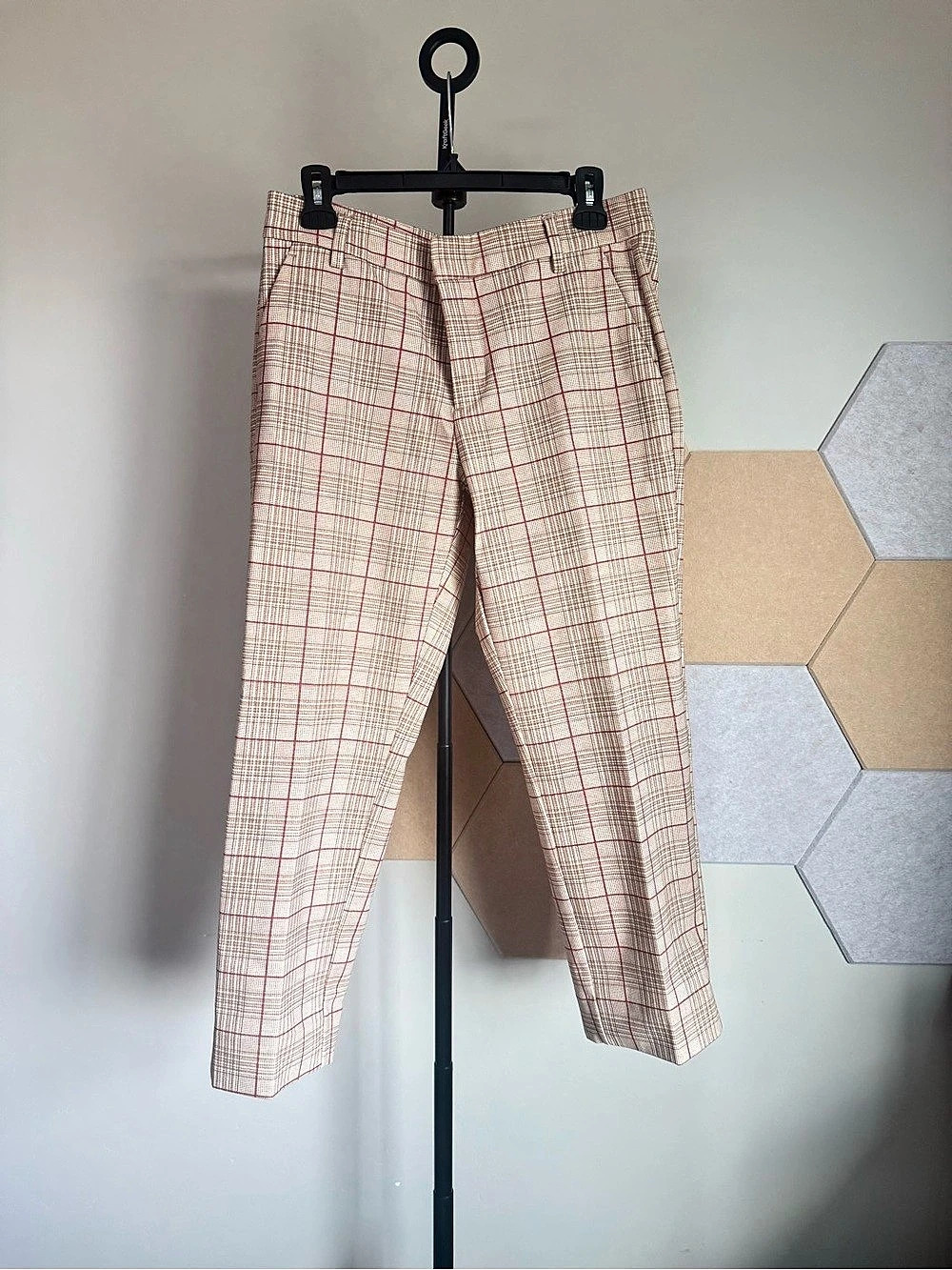 Liverpool Plaid Straight Leg Pants in Beige & Red Size 8 Like New